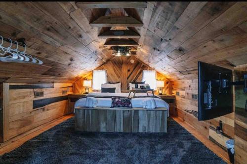 Cette chambre en bois comprend un grand lit. dans l'établissement Bear Necessities, à Sevierville