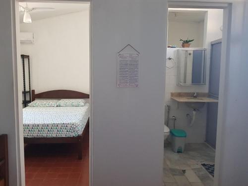 ein kleines Bad mit einem Bett und einem Waschbecken in der Unterkunft APART STUDIOS PONTAL in Ilhéus
