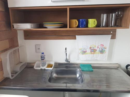a kitchen counter with a sink and a microwave at APART STUDIOS PONTAL - Aeroporto 400 m - Centro 2,5 Km - Praia 1,5 Km in Ilhéus