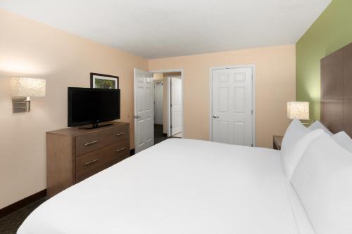 Кровать или кровати в номере La Quinta by Wyndham San Antonio Medical Ctr. NW
