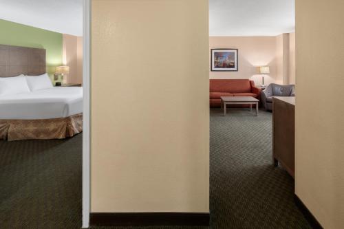 Кровать или кровати в номере La Quinta by Wyndham San Antonio Medical Ctr. NW