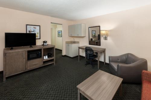 Телевизор и/или развлекательный центр в La Quinta by Wyndham San Antonio Medical Ctr. NW