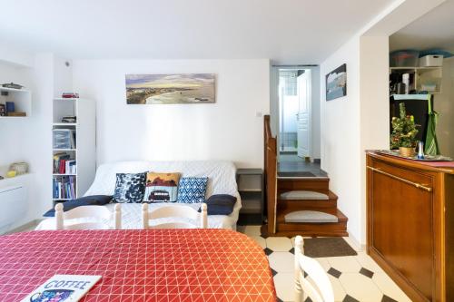 une chambre avec un lit et un canapé dans une pièce dans l'établissement Appartement Urrugne, à Urrugne