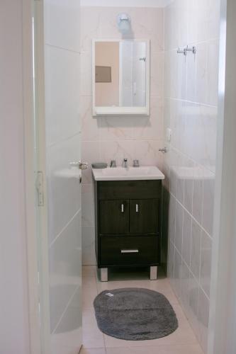 Bilik mandi di 659 Suites