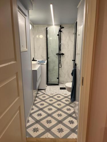 La salle de bains est pourvue d'une douche, d'un lavabo et de toilettes. dans l'établissement Brand new flat, parking!, à Bergen