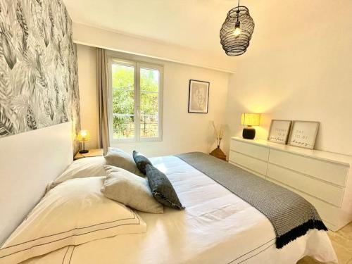 um quarto com uma cama grande e uma almofada de baleia em Appartement de standing avec jardin em La Croix-Valmer