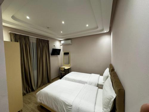 SR99 Hotel tesisinde bir odada yatak veya yataklar