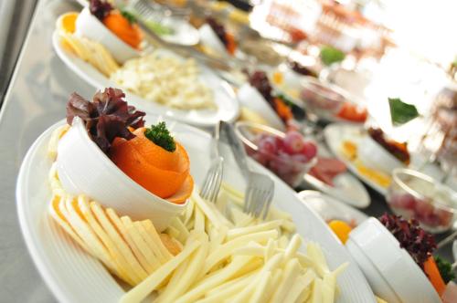un buffet con piatti di cibo su un tavolo di The Corner Park Hotel a Antalya (Adalia)