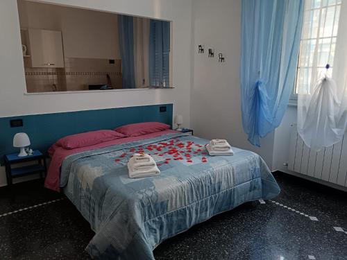 een slaapkamer met een bed met rode rozen erop bij Casa di Laura 2 in Genua