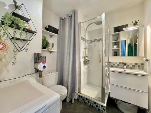 une salle de bain blanche avec douche et toilettes dans l'établissement Studio 3 étoiles vue mer - terrasse - plage, à Vallauris