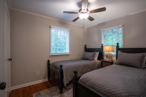 a bedroom with two beds and a ceiling fan at Oxford Hillside Hideaway in Oxford