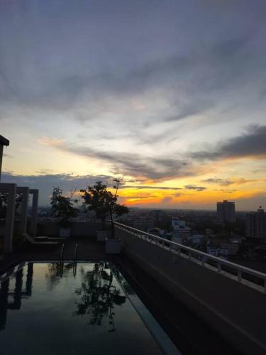 einen Sonnenuntergang über einem Gebäude mit Pool in der Unterkunft Colombo Apartment - pool, gym, views and office space in Colombo