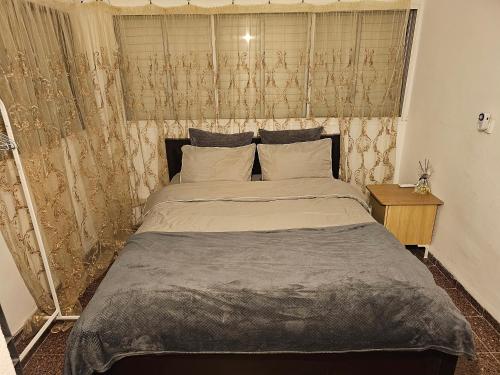 una camera con un grande letto di Apartment 4 Rooms נוה שאנן a Haifa