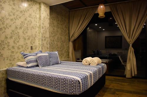a bedroom with a bed with towels on it at Montecielo Hosting in Guatapé