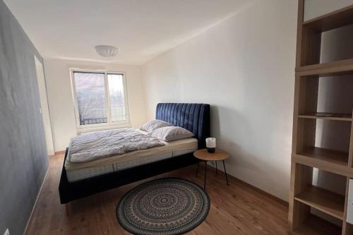 um pequeno quarto com uma cama e uma janela em 2 room Apartment, terrace, new building Moruše em Prievoz