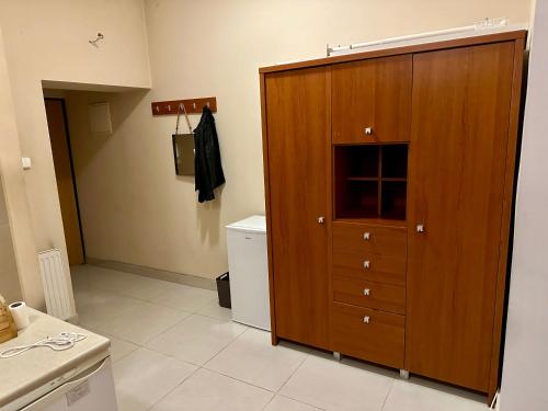 baño con un gran armario de madera junto a un aseo en Wawel Apartament Centrum, en Cracovia