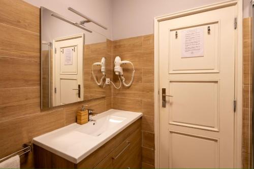 een badkamer met een wastafel en een spiegel bij Lolla's City House in Porto