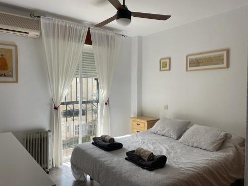 um quarto com uma cama com duas toalhas em Almendros_Torremolinos em Torremolinos