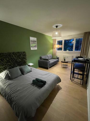 1 dormitorio con 1 cama y sala de estar en Le Wimbledon en Chalon-sur-Saône