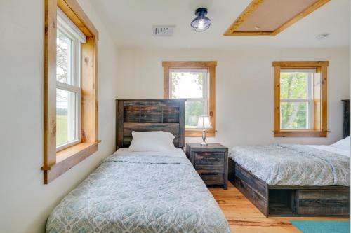 um quarto com 2 camas e 2 janelas em Charming Biglerville Home with Patio and Yard! 