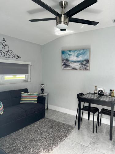 ein Wohnzimmer mit einem Sofa und einem Tisch in der Unterkunft Little Gables Studio-Your Miami Escape-10min Airport in Miami