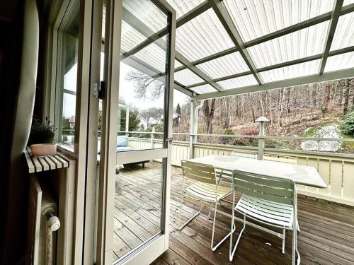 een afgeschermde veranda met een tafel en stoelen bij The Majestic Residence -Liseberg - Svenska mässan in Göteborg