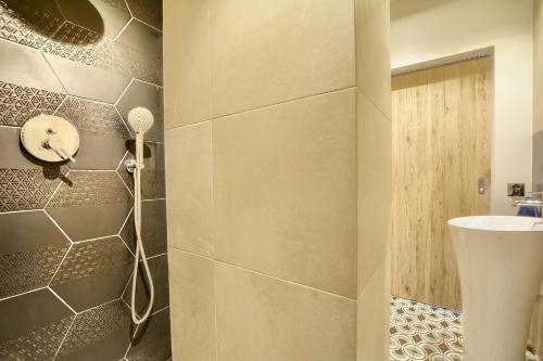 y baño con lavabo y ducha. en Apartament SUDETY en Boguszów-Gorce