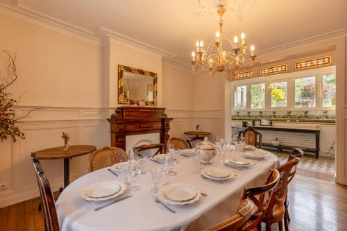 une salle à manger avec une table et un lustre dans l'établissement Villa Jane'Laur Magnificent mansion with garden 11 P, à Honfleur
