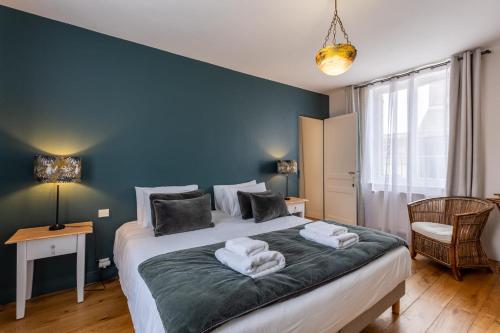 une chambre avec un grand lit avec des serviettes dessus dans l'établissement Villa Jane'Laur Magnificent mansion with garden 11 P, à Honfleur