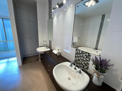 ein weißes Badezimmer mit 2 Waschbecken und einem Spiegel in der Unterkunft A Scent of Lavender in Mount Gambier