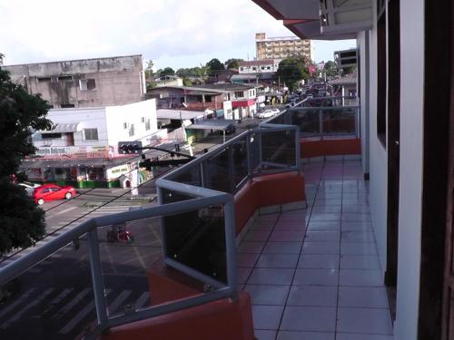 uma varanda com vista para a cidade em HOTEL NEW´S BUSINESS em Macapá