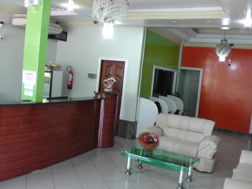 um átrio com uma área de espera com cadeiras e uma mesa em HOTEL NEW´S BUSINESS em Macapá
