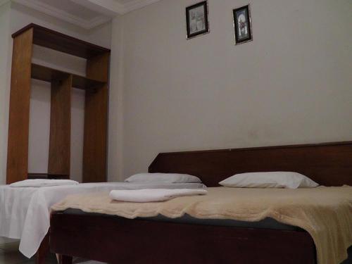 duas camas num quarto com dois espelhos em HOTEL NEW´S BUSINESS em Macapá