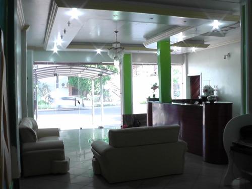 ein Wohnzimmer mit 2 Stühlen und einem Tisch in der Unterkunft HOTEL NEW´S BUSINESS in Macapá