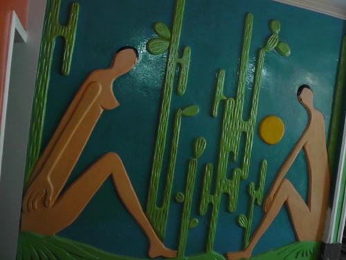 um bolo decorado com pessoas correndo na floresta em HOTEL NEW´S BUSINESS em Macapá