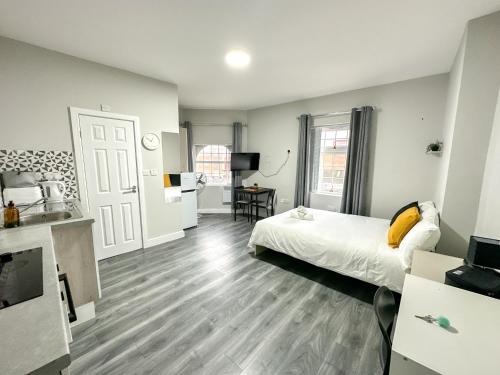 a hotel room with a bed and a kitchen at Stay Inns in Birmingham