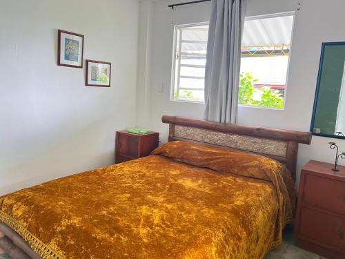 - une chambre avec un lit et une fenêtre dans l'établissement Las Hamacas (Hospedaje Rural), à Villamaría