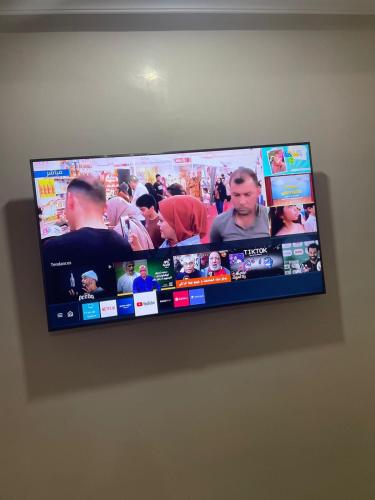 Una televisión o centro de entretenimiento en Résidence Micasa