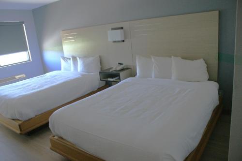 Habitación de hotel con 2 camas y teléfono en Van Buren Inn, en Van Buren