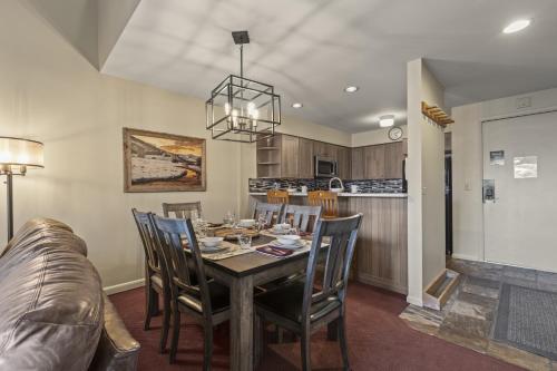 Un comedor y una cocina con mesa y sillas. en SNOW FLOWER 127 condo, en Park City