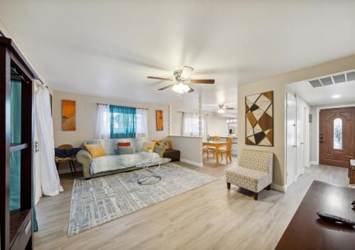 O zonă de relaxare la Charming pet friendly family getaway Santa Clarita