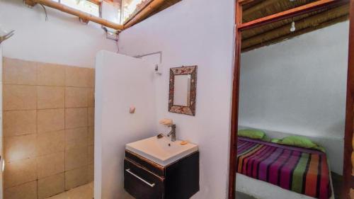 1 dormitorio con litera y espejo en The Palm Máncora - Pool Beach Hotel en Máncora