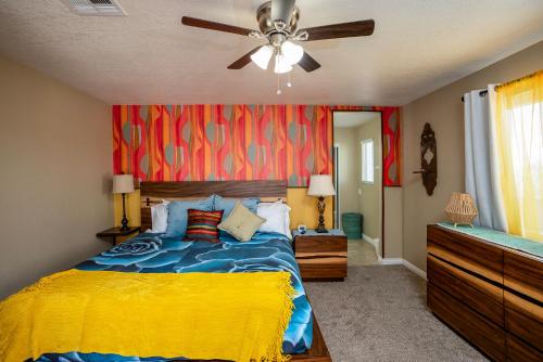 um quarto com uma cama e uma ventoinha de tecto em Modern Desert Delight! 4- bedrooms, pool, gameroom em Lake Havasu City