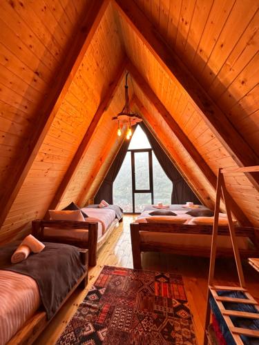 um quarto com 3 camas num sótão em Moni Suit Bungalov em Rize