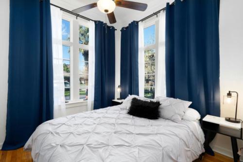 En eller flere senger på et rom på Luxe Modern Apartment in the Heart of Phoenix (1)