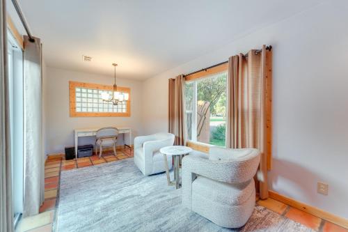 Posezení v ubytování Lovely Lubbock Home with Furnished Deck and Grill
