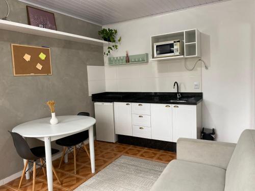 フロリアノポリスにあるResidencial Sullivan - Florianópolis - Loft 01のリビングルーム(テーブル付)、キッチン