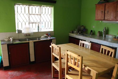 Η κουζίνα ή μικρή κουζίνα στο Amahoro Guest House