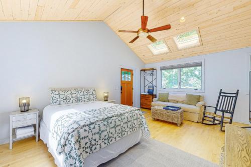 Harborwalk Studio في كامدن: غرفة نوم بسرير ومروحة سقف