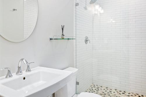 uma casa de banho branca com um lavatório e um WC em Harborwalk Studio em Camden